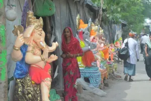 बरेली: कर्ज लेकर बनाईं मूर्तियां, अब सता रही देनदारी की चिंता