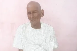 बरेली: बुजुर्ग पिता को बेटे-बहू ने किया बेघर, आईजी ने दिया सहारा