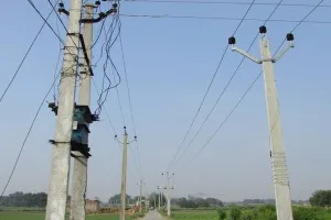 अमृत विचार की खबर का असर, बदला गया टूटा बिजली का खंभा