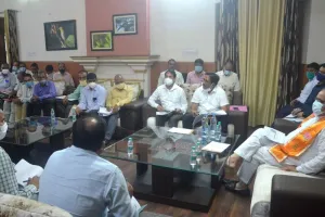 बरेली: पंचायती राज मंत्री ने अफसरों से जाना योजनाओं का हाल