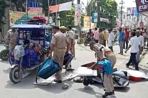 बरेली: किराया के विवाद में सड़क पर फेंका ठेले वाले का सामान