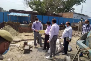 बरेली: सड़क किनारे खतरा बनी निर्माण सामग्री को हटवाया