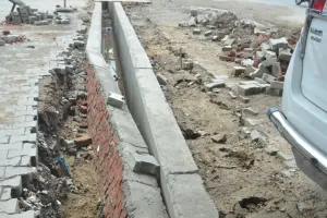 बरेली: पहली बारिश का बहाव झेल नहीं पाया मैकेनियर रोड का नाला