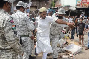 बरेली: विधायक के कैंप कार्यालय के बाहर निगम टीम पर पथराव