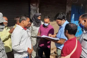 बरेली: कर विभाग ने कुतुबखाना में बकायेदारों की दुकानें कीं सील