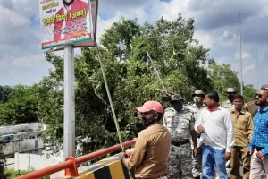 बरेली: पुलों से अवैध प्रचार व विज्ञापन सामग्री को निगम ने हटाया