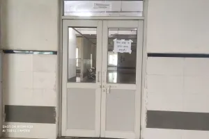 बरेली: स्टाफ की सेवा समाप्ति के बाद पैथ लैब व फार्मेसी पर पड़ा ताला