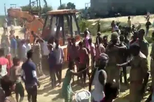 शाहजहांपुर: क्रेन से दबकर 9 वर्षीय बच्चे की मौत, हंगामा