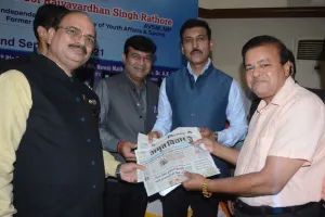 बरेली: डॉ. केशव अग्रवाल ने पूर्व केंद्रीय मंत्री राज्यवर्धन सिंह राठौर को अमृत विचार की प्रतियां भेंट कीं