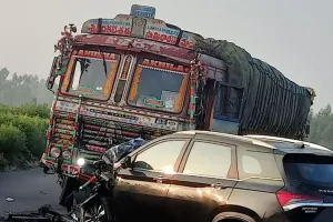 बरेली: ट्रक से टकराई कार, तमंचे व नकदी बरामद