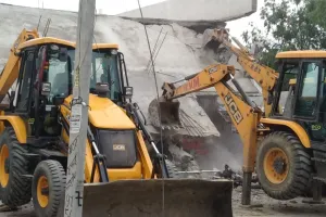 बरेली: तस्कर के शोरूम पर चली बीडीए की जेसीबी