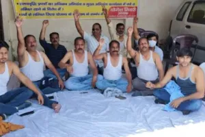 हल्द्वानी: मांगें नहीं मानी तो भड़क गए ठेकेदार, अर्धनग्न होकर किया प्रदर्शन