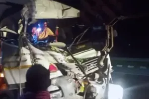 तेज रफ्तार का कहर: ट्रक ने दूसरे ट्रक को मारी टक्कर, ड्राइवर गंभीर रूप से घायल