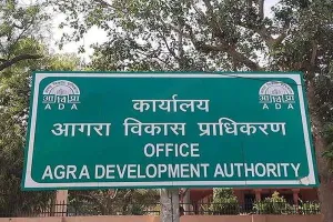 आगरा: एडीए के गेट पर लगी 9 दलालों के नाम की होर्डिंग