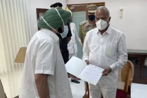 पंजाब के CM कैप्टन अमरिंदर सिंह ने राज्यपाल को सौंपा इस्तीफा