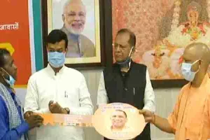 यूपी: साढ़े पांच लाख गरीबों का हुआ गृह प्रवेश, मुख्यमंत्री ने सौंपी घर की चाबी