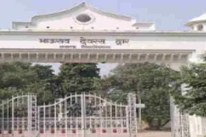 लखनऊ: लविवि में नाराज छात्रों ने घेरा प्रशासनिक भवन, लगाया यह बड़ा आरोप