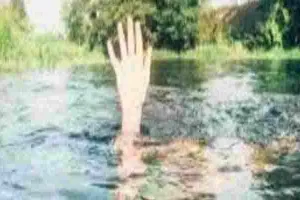 जालौन: गड्ढे में डूबने से युवक की मौत, एसडीएम ने किया मौके का मुआयना