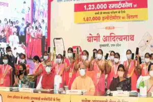 सीएम योगी ने आंगनबाड़ी कार्यकत्रियों को बांटा स्मार्टफोन, मानदेय बढ़ाने को लेकर कही ये बात