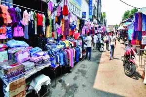 लखनऊ: नगर निगम के अधिकारियों ने किया खेल, बेच दिया अमीनाबाद का फुटपाथ