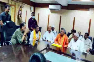 बांदा: राधा मोहन सिंह ने कार्यकर्ता के साथ की बैठक, चुनाव को लेकर कही ये बात