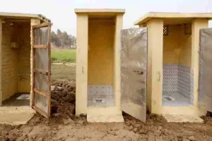 सीतापुर: शौचालयों का पैसा हड़प गए जिम्मेदार! खुले में शौच जानें को मजबूर ग्रमीण