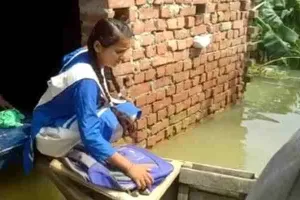 गोरखपुर: पढ़ाई को लेकर जुनून, रोजाना नाव चलाकर पढ़ने जाती है छात्रा