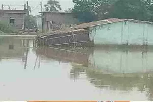 मथुरा: बारिश के चलते घर में घुसा पानी, पीड़ित परिवार तीन दिन से भूखा