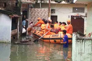 गोरखपुर में जलभराव से बिगड़े हालात, एनडीआरएफ ने 34 लोगों का किया रेस्क्यू