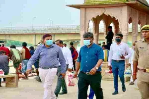 गोरखपुर: अधिकारियों ने किया बाढ़ ग्रस्त क्षेत्रों का निरीक्षण, दिए ये निर्देश