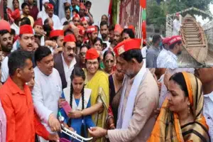 गोरखपुर: नाव लेकर गोरखपुर पहुंची सपा नेत्री जूही सिंह, पूछने पर बताई ये वजह