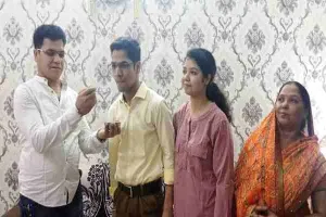 बाराबंकी: यूपीएससी की परीक्षा में आदर्श ने 149वीं रैंक हासिल कर बढ़ाया जिले का मान