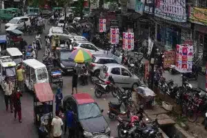 अवैध पार्किंग व फुटपाथ पर लगी दुकानों के चलते जाम के झाम में डूबा पूराना लखनऊ