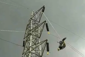 बलिया: टूटकर गिरा हाईटेंशन तार, दो झुलसे, एक की हालत चिंताजनक