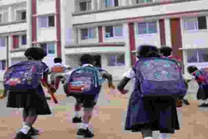 अमेठी: निजी विद्यालय के संचालक अभिभावकों की जेब पर डाल रहें हैं डाका, जानें कैसे?