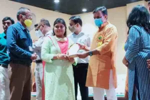 हरदोई: उत्कृष्ट कार्यों के लिए अध्यापिका सोनम गुप्ता की गईं सम्मानित
