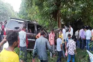 अयोध्या: अनियंत्रित सफारी गुमटी में टक्कर, एक की मौत छह घायल