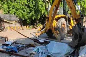 लखनऊ: नगर निगम का अवैध होर्डिंग व पोस्टर पर चला पीला पंजा