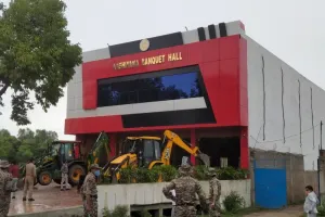 बरेली: नक्शा पास किए बगैर बने स्मैक तस्कर के बैंक्वेट हाल पर चली चार जेसीबी