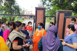 बरेली: बिशप कोनराड स्कूल में ऑनलाइन कक्षाएं बंद करने पर हंगामा, परिजनों ने डीएम को सौंपा शिकायती पत्र