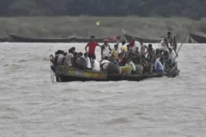 बिहार: मोतिहारी में हादसा, नाव पलटने से नदी में डूबे 22 लोग, एक शव बरामद
