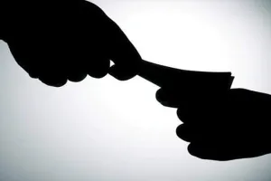 हरदोई: रिश्वत लेते रंगे हाथों पकड़ा गया लेखपाल, जानें पूरा मामला…