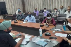 ‘डीएम साहब मैं जिंदा हूं… मेरा मृत सर्टिफिकेट बना दिया, मुझे बचा लीजिए’