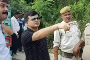 लखनऊ: इलाके में गंदगी को देख भड़के नगर आयुक्त, कार्यदायी संस्था को हटाया