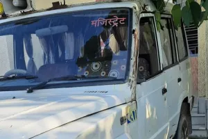 रामपुर: खनन के ओवरलोड वाहन रोकने पर खनन माफिया का राजस्व टीम पर हमला, वाहन तोड़ा