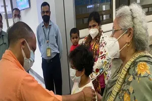 आगरा: बेंगलुरु से आई फ्लाइट के यात्रियों से मिलने पहुंचे सीएम योगी..