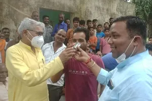 बरेली: भूख हड़ताल करने पर ग्रामीणों के दर्द पर लगेगा 55 लाख से मरहम