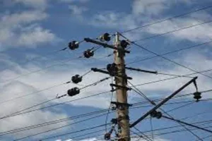 बाराबंकी: दस दिनों से बिजली व्यवस्था ठप, अंधेरे में रात काटने को मजबूर किसान