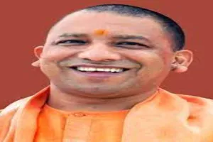 लखनऊ: प्रधानमंत्री का जन्मदिन मनाने योगी पहुंचे राजकीय बाल गृह, बच्चों को बांटे उपहार