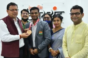 देहरादून: मुख्यमंत्री धामी ने टोक्यो पैरालंपिक कांस्य पदक विजेता मनोज को किया सम्मानित